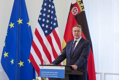 Ministerpr?sident Alexander Schweitzer bei seiner Begr?ssungsrede vor der Europafahne, die Fahne der USA und die Fahne d-stock-foto