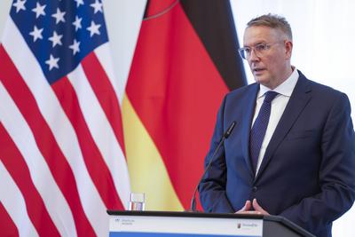 Ministerpr?sident Alexander Schweitzer bei seiner Begr?ssungsrede vor der Fahne der USA und der Fahne des Landes Rheinla-stock-foto