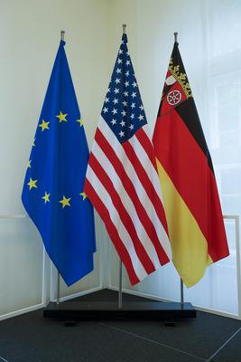 Die Europafahne, die Fahne der USA und die Fahne des Landes Rheinland-Pfalz in der Mainzer Staatskanzlei anl?sslich der-stock-foto