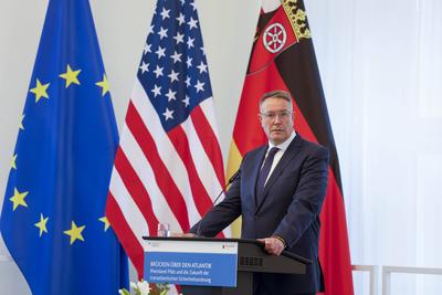 Ministerpr?sident Alexander Schweitzer bei seiner Begr?ssungsrede vor der Europafahne, die Fahne der USA und die Fahne d-stock-foto