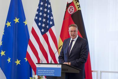 Ministerpr?sident Alexander Schweitzer bei seiner Begr?ssungsrede vor der Europafahne, die Fahne der USA und die Fahne d-stock-foto
