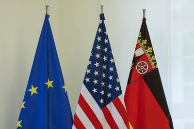 Die Europafahne, die Fahne der USA und die Fahne des Landes Rheinland-Pfalz in der Mainzer Staatskanzlei anl?sslich der-stock-foto