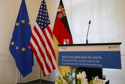 Die Europafahne, die Fahne der USA und die Fahne des Landes Rheinland-Pfalz in der Mainzer Staatskanzlei anl?sslich der-stock-foto