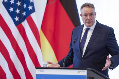 Ministerpr?sident Alexander Schweitzer bei seiner Begr?ssungsrede vor der Fahne der USA und der Fahne des Landes Rheinla-stock-foto