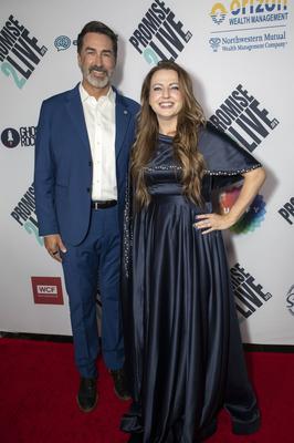 Bob Riggle, Brandy Vega-stock-foto