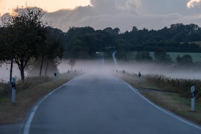 Bodennebel ist in der Abendd?mmerung bei Aukrug (Kreis Rendsburg-Eckernf?rde) auf einer Landstra?e zu sehen. Rendsburg-E-stock-foto