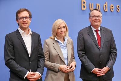 Berlin, Deutschland, 12.09.2025: Bundespressekonferenz: Vorstellung der Kommission zur Stabilisierung der GKV: Michael L-stock-foto