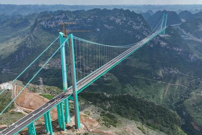 ANSHUN, CHINA - SEPTEMBER 04: Aerial view of the Huajiang Grand Canyon Bridge, a key part of the Liuzhi to Anlong expres-stock-foto