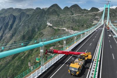 ANSHUN, CHINA - SEPTEMBER 04: Construction workers works at the Huajiang Grand Canyon Bridge, a key part of the Liuzhi t-stock-foto