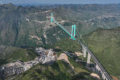 ANSHUN, CHINA - SEPTEMBER 04: Aerial view of the Huajiang Grand Canyon Bridge, a key part of the Liuzhi to Anlong expres-stock-foto