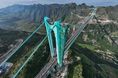 ANSHUN, CHINA - SEPTEMBER 04: Aerial view of the Huajiang Grand Canyon Bridge, a key part of the Liuzhi to Anlong expres-stock-foto