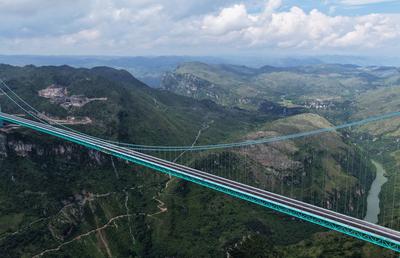 ANSHUN, CHINA - AUGUST 24: A load testing on the Huajiang Grand Canyon Bridge is in progress on August 24, 2025 in Anshu-stock-foto