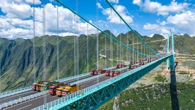 QIANNAN, CHINA - AUGUST 25: Aerial view of a load test on the Huajiang Grand Canyon Bridge on August 25, 2025 in Qiannan-stock-foto