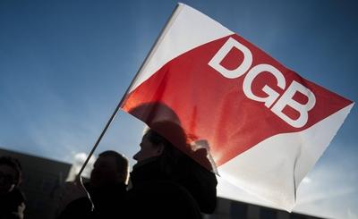 Eine Fahne des Deutschen Gewerkschaftsbundes (DGB) wird von einer Frau gehalten auf dem Pariser Platz in Berlin, 10.02.-stock-foto