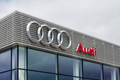 Das Logo des Deutschen Automobilherstellers Audi ist an der Fassade eines Audi Autohauses zu sehen. Rottweil Baden-W?rtt-stock-foto