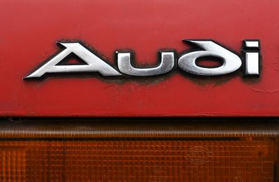 Firmenlogo Audi, Oldtimer, aufgenommen in Eichenau, Bayern, am 26. Juni 2023. *** Audi company logo, vintage car, photog-stock-foto