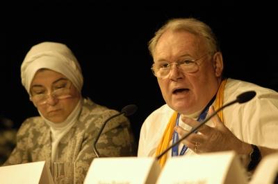 Bildnummer: 60093047  Datum: 31.05.2003  Copyright: imago/epdPodium Christen und Muslime am 31.05.03 beim ?kumenischen Kirchentag in Berlin. Hamideh Mohagheghi, stellvertretende Vorstandsvorsitzende von Huda - Netzwerk f?r muslimische Frauen e.V. (Wunstorf) und Manfred Kock, Ratsvorsitzender der Evangelischen Kirche in Deutschland (EKD). Unter dem Motto Ihr sollt ein Segen sein findet vom 28.05.-01.06.03 in Berlin der erste ?kumenische Kirchentag (?KT) statt. Veranstaltet wird das ?kumenische Gro?ereignis mit knapp 200.000 Dauerteilnehmern vom Deutschen Evangelischen Kirchentag und dem Zentralkomitee der deutschen Katholiken. DER ABDRUCK DES EPD-FOTOS IST HONORARPFLICHTIG! Podium Christen und Muslime beim ?kumenischen Kirchentag 02 xcb x0x 2003 quer Kirchentag Berlin 2003 ?kumene Christen Muslime Europa Deutschland Religionen Christentum Evangelische Kirche Kirchentage Katholische Kirche  60093047 Date 31 05 2003 Copyright Imago epd Podium Christians and Muslims at 31 05 03 the Ecumenical Kirchentag in Berlin Hamideh Mohagheghi vice Chairman from Huda Network for Muslim Women e V Wunstorf and Manfred Kock Board Chairman the Protestant Church in Germany EKD under the Motto her should a Blessing be finds of 28 05 01 06 03 in Berlin the First Ecumenical Kirchentag ?KT instead organized will the Ecumenical  with scarce 200 000  of German Protestant Kirchentag and the Central Committee the German Catholics the Imprint the epd Photos is  Podium Christians and Muslims the Ecumenical Kirchentag 02  x0x 2003 horizontal Kirchentag Berlin 2003 Ecumenism Christians Muslims Europe Germany Religions Christianity Protestant Church Church days Catholic Church-stock-foto