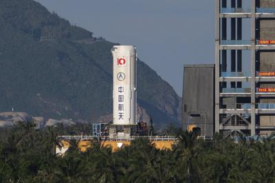 WENCHANG, CHINA - SEPTEMBER 12: China s new-generation manned carrier rocket Long March-10 conducts a second static fire-stock-foto