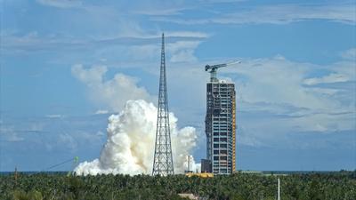 WENCHANG, CHINA - SEPTEMBER 12: China s new-generation manned carrier rocket Long March-10 conducts a second static fire-stock-foto