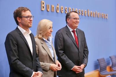 Berlin, Deutschland, 12.09.2025: Bundespressekonferenz: Vorstellung der Kommission zur Stabilisierung der GKV: Michael L-stock-foto