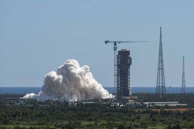 WENCHANG, CHINA - SEPTEMBER 12: China s new-generation manned carrier rocket Long March-10 completes a second static fir-stock-foto