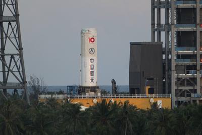 WENCHANG, CHINA - SEPTEMBER 12: China s new-generation manned carrier rocket Long March-10 conducts a second static fire-stock-foto