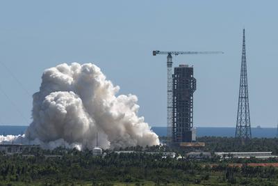 WENCHANG, CHINA - SEPTEMBER 12: China s new-generation manned carrier rocket Long March-10 completes a second static fir-stock-foto