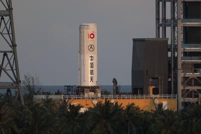 WENCHANG, CHINA - SEPTEMBER 12: China s new-generation manned carrier rocket Long March-10 conducts a second static fire-stock-foto