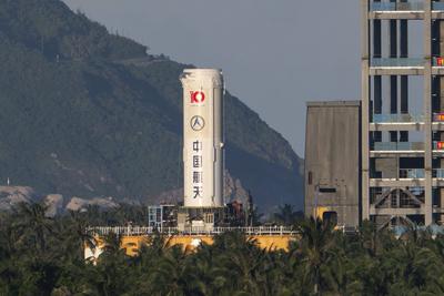 WENCHANG, CHINA - SEPTEMBER 12: China s new-generation manned carrier rocket Long March-10 conducts a second static fire-stock-foto