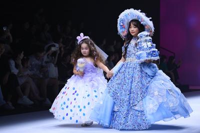 BEIJING, CHINA - SEPTEMBER 13: Models walk the runway at the LuckySeven collection by designer Helen Su on day 9 of Chin-stock-foto