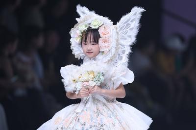 BEIJING, CHINA - SEPTEMBER 13: A model walks the runway at the LuckySeven collection by designer Helen Su on day 9 of Ch-stock-foto