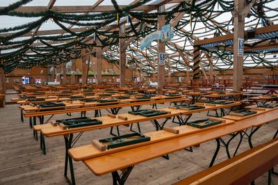 Muenchen, Aufbau zum 190. Muenchner Oktoberfest Endspurt, fast schon fertig aufgestuhlt im Festzelt Tradition auf der Oi-stock-foto