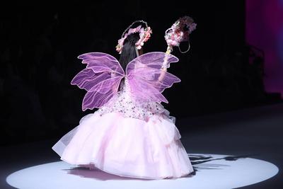 BEIJING, CHINA - SEPTEMBER 13: A model walks the runway at the LuckySeven collection by designer Helen Su on day 9 of Ch-stock-foto