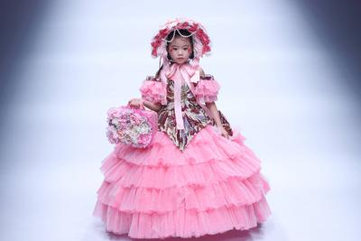 BEIJING, CHINA - SEPTEMBER 13: A model walks the runway at the LuckySeven collection by designer Helen Su on day 9 of Ch-stock-foto