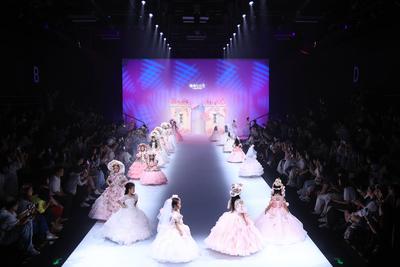 BEIJING, CHINA - SEPTEMBER 13: Models walk the runway at the LuckySeven collection by designer Helen Su on day 9 of Chin-stock-foto