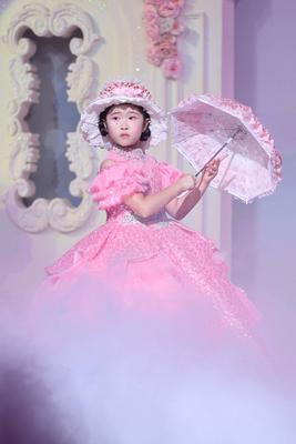 BEIJING, CHINA - SEPTEMBER 13: A model walks the runway at the LuckySeven collection by designer Helen Su on day 9 of Ch-stock-foto