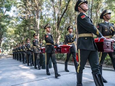 SHENYANG, CHINA - SEPTEMBER 13: Chinese honor guards escort coffins containing remains of 30 Chinese People s Volunteers-stock-foto
