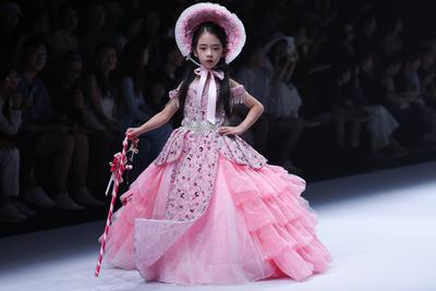 BEIJING, CHINA - SEPTEMBER 13: A model walks the runway at the LuckySeven collection by designer Helen Su on day 9 of Ch-stock-foto