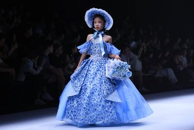 BEIJING, CHINA - SEPTEMBER 13: A model walks the runway at the LuckySeven collection by designer Helen Su on day 9 of Ch-stock-foto