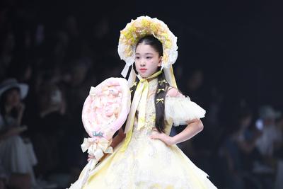 BEIJING, CHINA - SEPTEMBER 13: A model walks the runway at the LuckySeven collection by designer Helen Su on day 9 of Ch-stock-foto