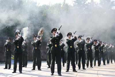 SHENYANG, CHINA - SEPTEMBER 13: Chinese honor guards fire 12 shots, the highest ceremonial salute, to pay tribute to the-stock-foto