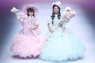 BEIJING, CHINA - SEPTEMBER 13: Models walk the runway at the LuckySeven collection by designer Helen Su on day 9 of Chin-stock-foto