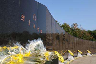 SHENYANG, CHINA - SEPTEMBER 13: A solemn burial ceremony for CPV martyrs is held at the Chinese People s Volunteer Army-stock-foto