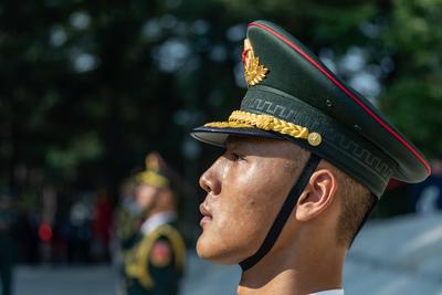 SHENYANG, CHINA - SEPTEMBER 13: Chinese honor guards escort coffins containing remains of 30 Chinese People s Volunteers-stock-foto