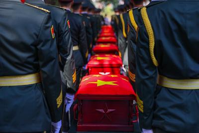 SHENYANG, CHINA - SEPTEMBER 13: Chinese honor guards escort coffins containing remains of 30 Chinese People s Volunteers-stock-foto