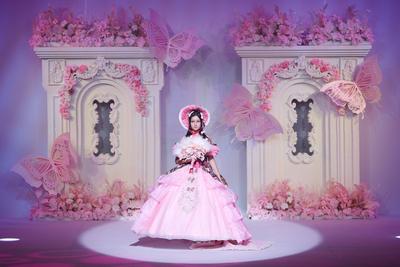 BEIJING, CHINA - SEPTEMBER 13: A model walks the runway at the LuckySeven collection by designer Helen Su on day 9 of Ch-stock-foto