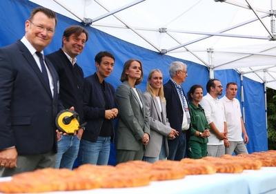 Weltrekord Versuch Franzbroetchen-stock-foto