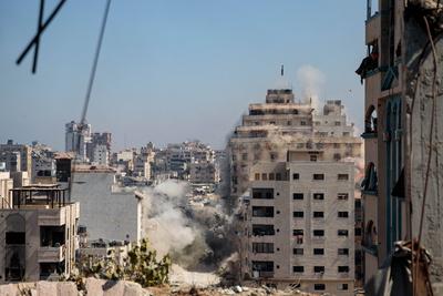 Israeli warplanes target al-kawthar residential tower west of gaza city.-stock-foto