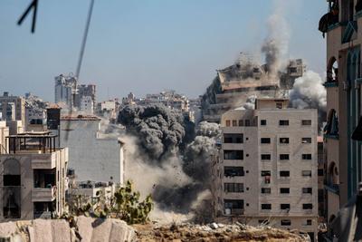 Israeli warplanes target al-kawthar residential tower west of gaza city.-stock-foto