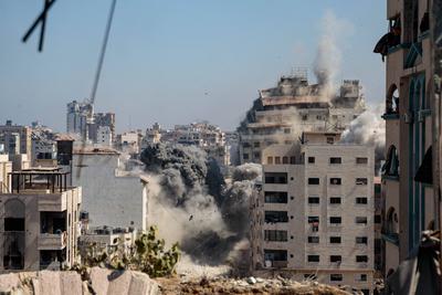 Israeli warplanes target al-kawthar residential tower west of gaza city.-stock-foto